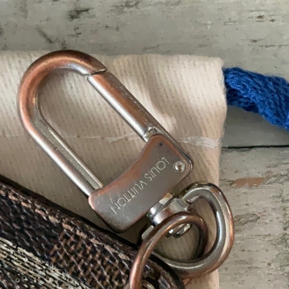 LOUIS VUITTON Porte Cure llystre
Trunk Charm Key Holder - Picture 5 of 10